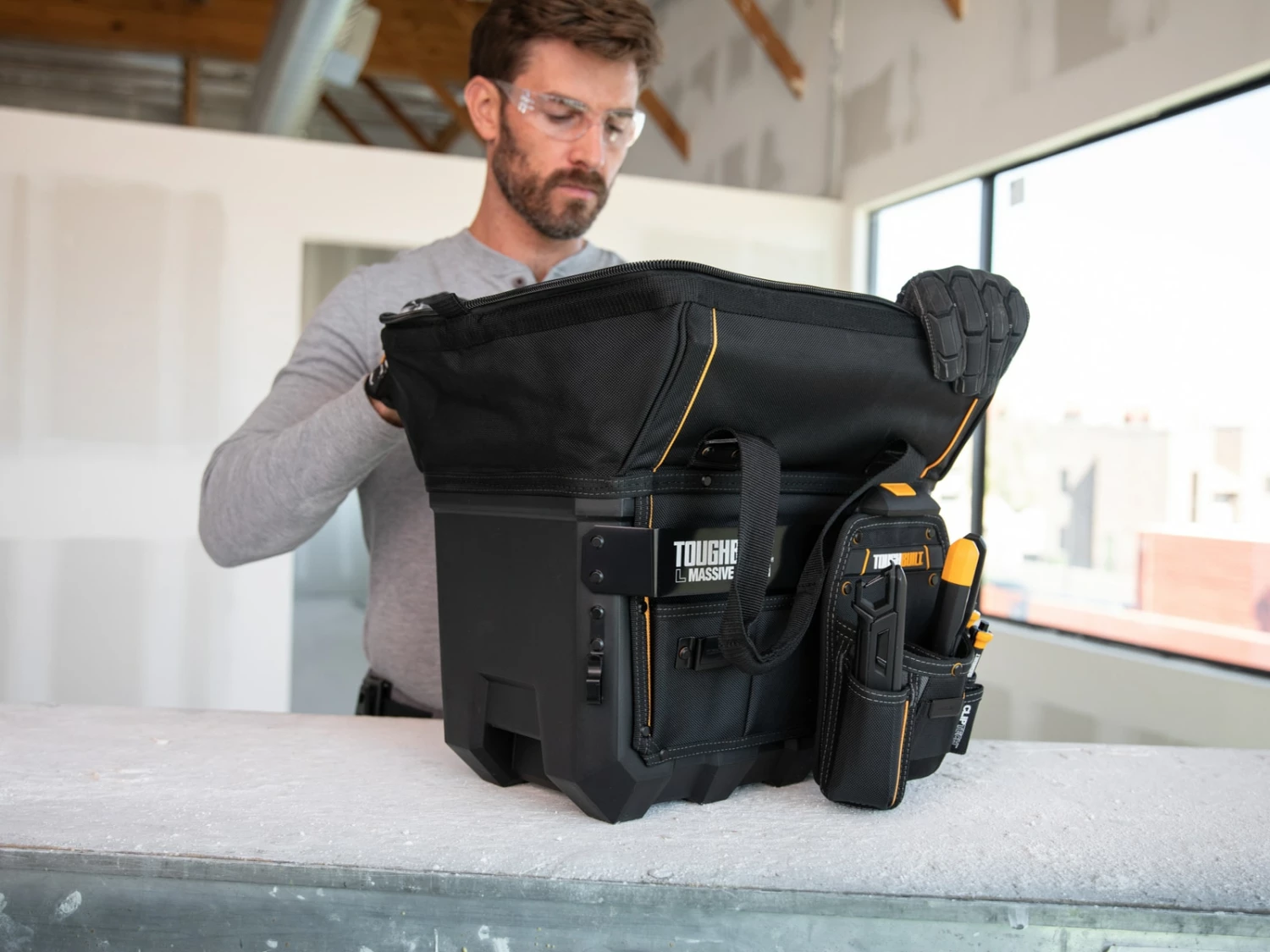 TOUGHBUILT Tool Bags Hard Bottom Large Black Polyester 16-in Tool Bag 6 TOUGHBUILT Tool Bags Hard Bottom Large Black Polyester 16-in Tool Bag - Image 6