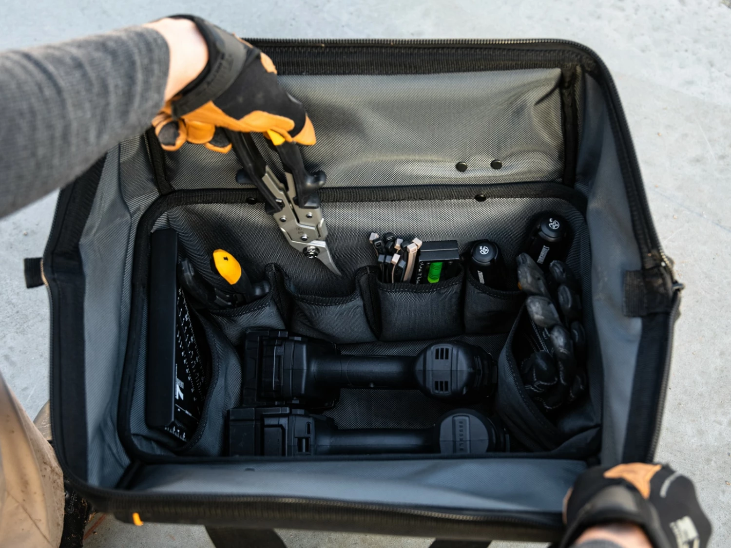 TOUGHBUILT Tool Bags Hard Bottom Large Black Polyester 16-in Tool Bag 7 TOUGHBUILT Tool Bags Hard Bottom Large Black Polyester 16-in Tool Bag - Image 7